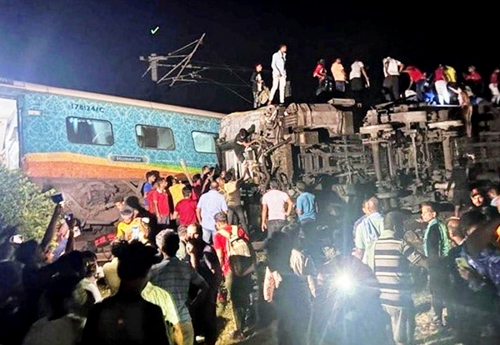 Tai nạn đường sắt nghiêm trọng ở Ấn Độ, hơn 1.000 người thương vong